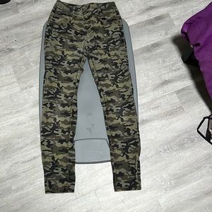 Camo print high waisted jeans. Skinny leg. 11.
